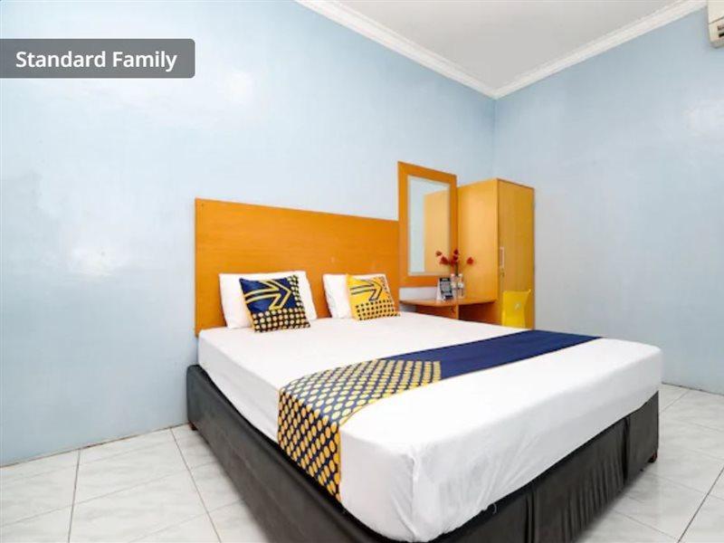 สปอต ออน 2240 ซิมปัง ตูจูห์ เรสซิเดนซ์ Hotel Kudus ภายนอก รูปภาพ