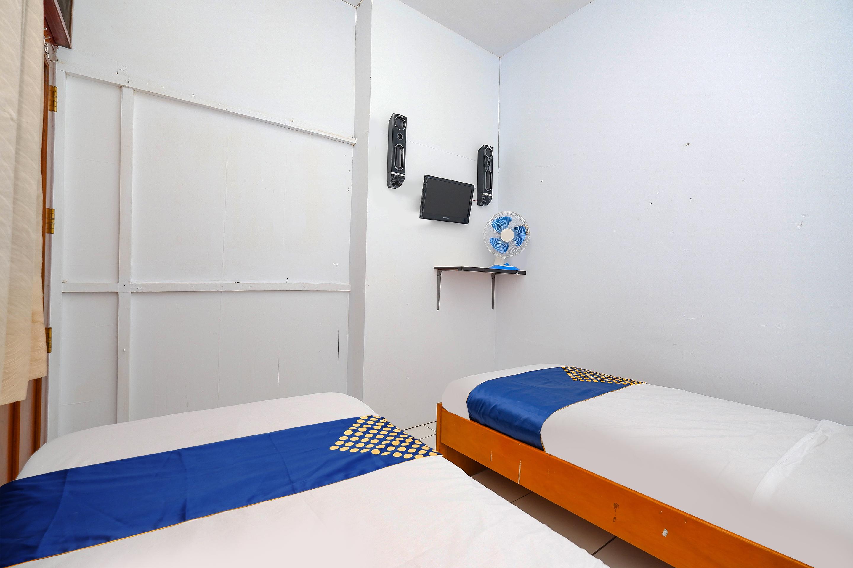 สปอต ออน 2240 ซิมปัง ตูจูห์ เรสซิเดนซ์ Hotel Kudus ภายนอก รูปภาพ
