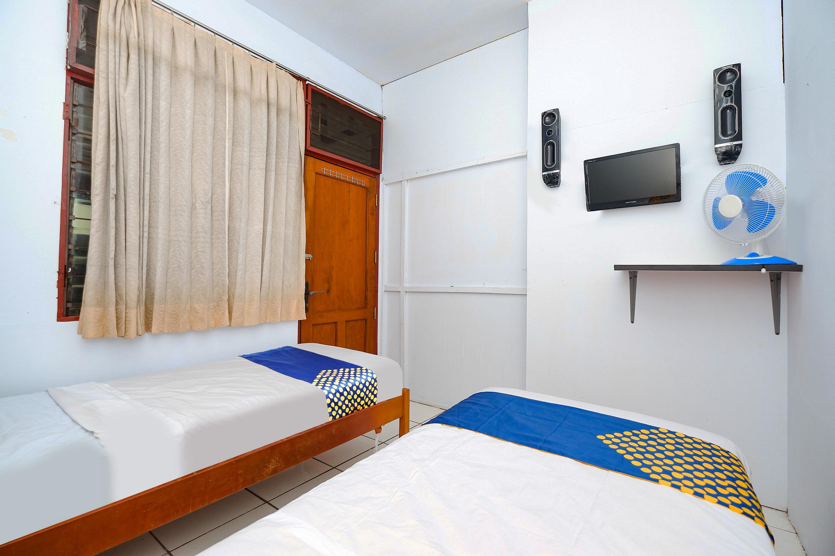 สปอต ออน 2240 ซิมปัง ตูจูห์ เรสซิเดนซ์ Hotel Kudus ภายนอก รูปภาพ