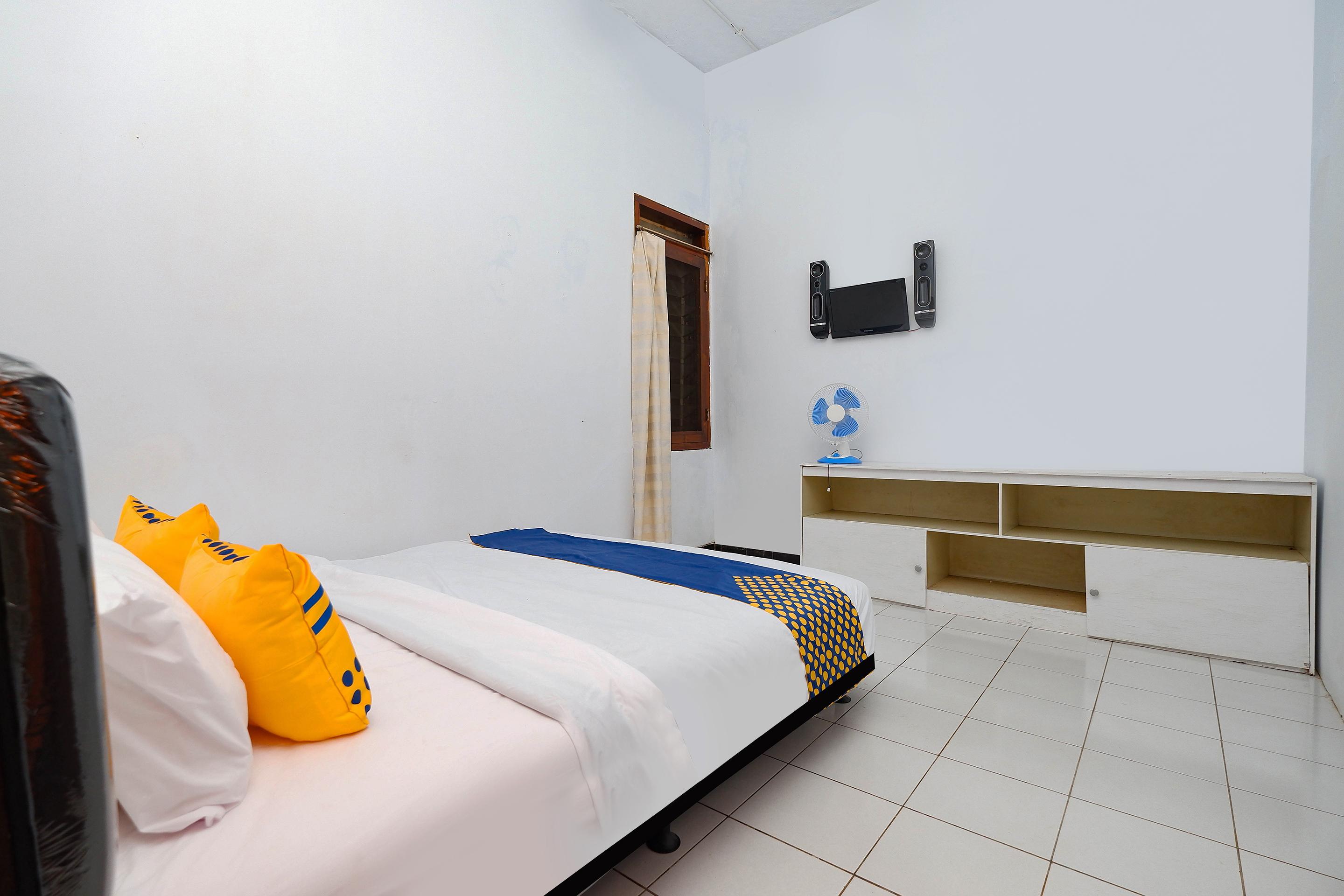 สปอต ออน 2240 ซิมปัง ตูจูห์ เรสซิเดนซ์ Hotel Kudus ภายนอก รูปภาพ