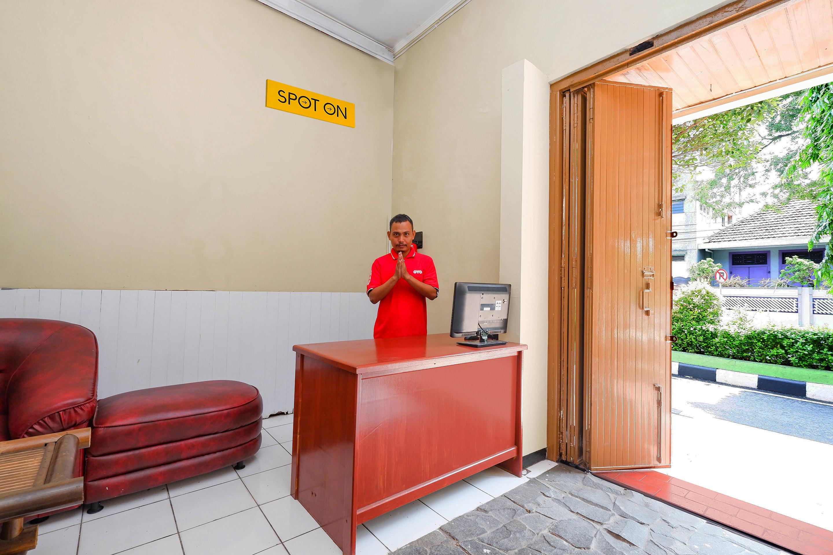 สปอต ออน 2240 ซิมปัง ตูจูห์ เรสซิเดนซ์ Hotel Kudus ภายนอก รูปภาพ