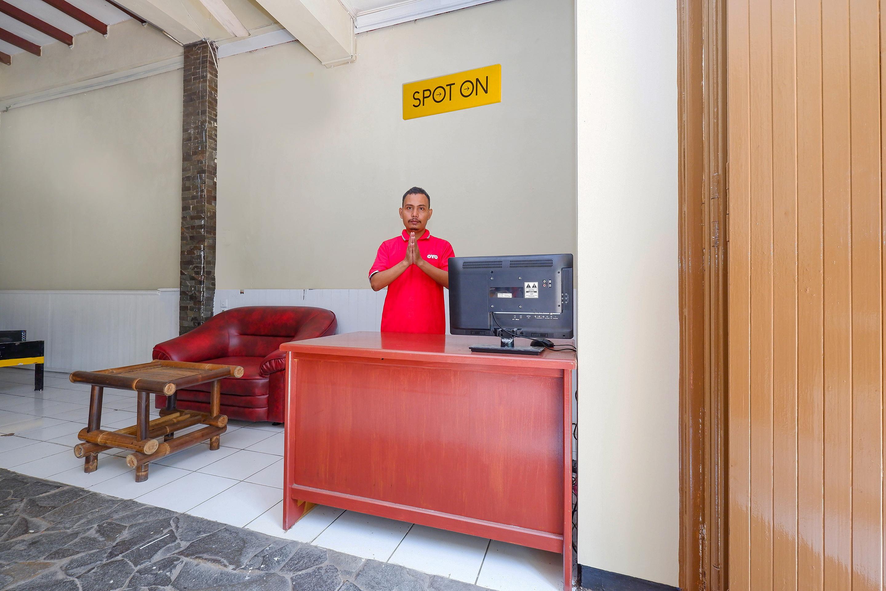 สปอต ออน 2240 ซิมปัง ตูจูห์ เรสซิเดนซ์ Hotel Kudus ภายนอก รูปภาพ