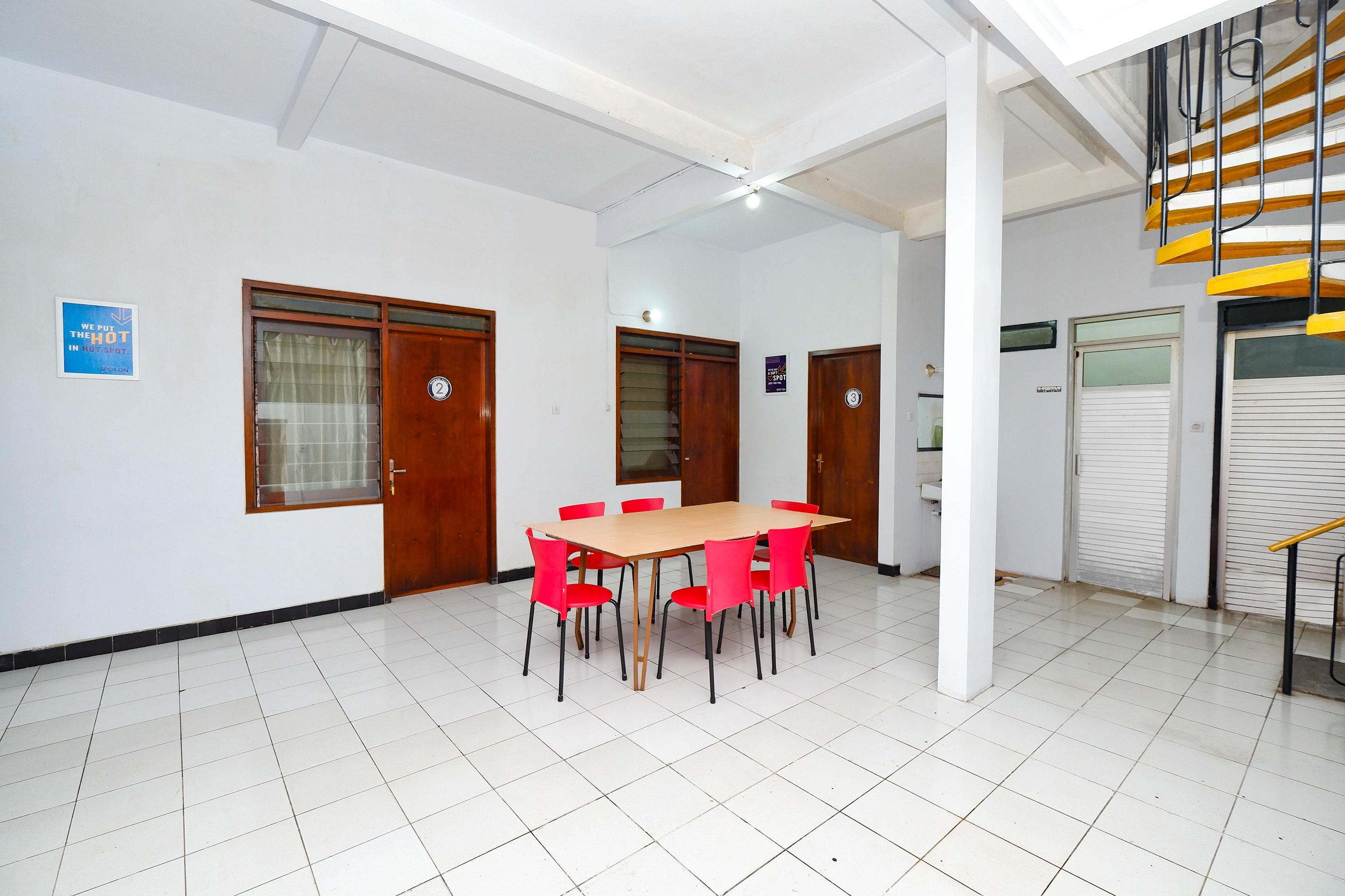 สปอต ออน 2240 ซิมปัง ตูจูห์ เรสซิเดนซ์ Hotel Kudus ภายนอก รูปภาพ