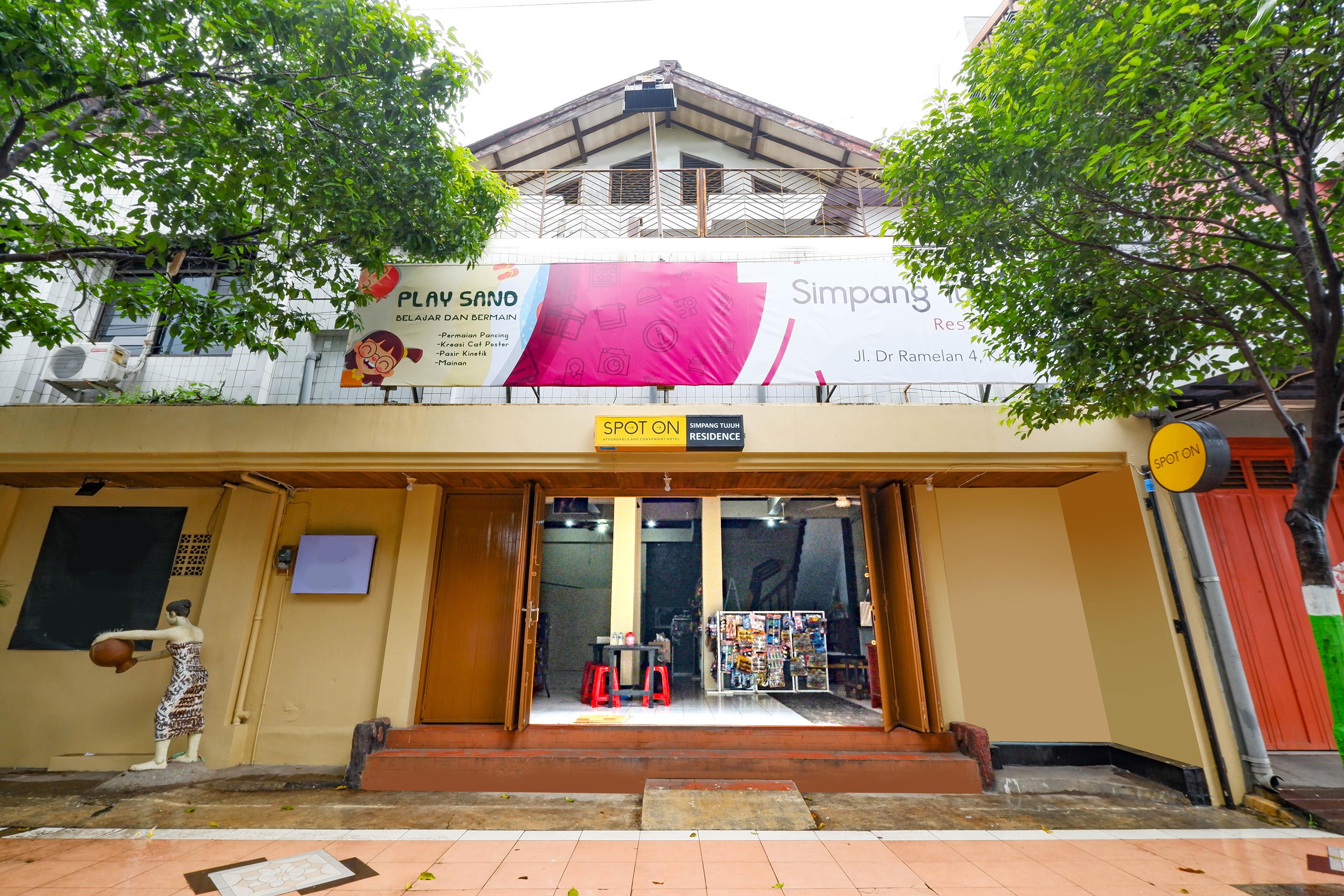 สปอต ออน 2240 ซิมปัง ตูจูห์ เรสซิเดนซ์ Hotel Kudus ภายนอก รูปภาพ