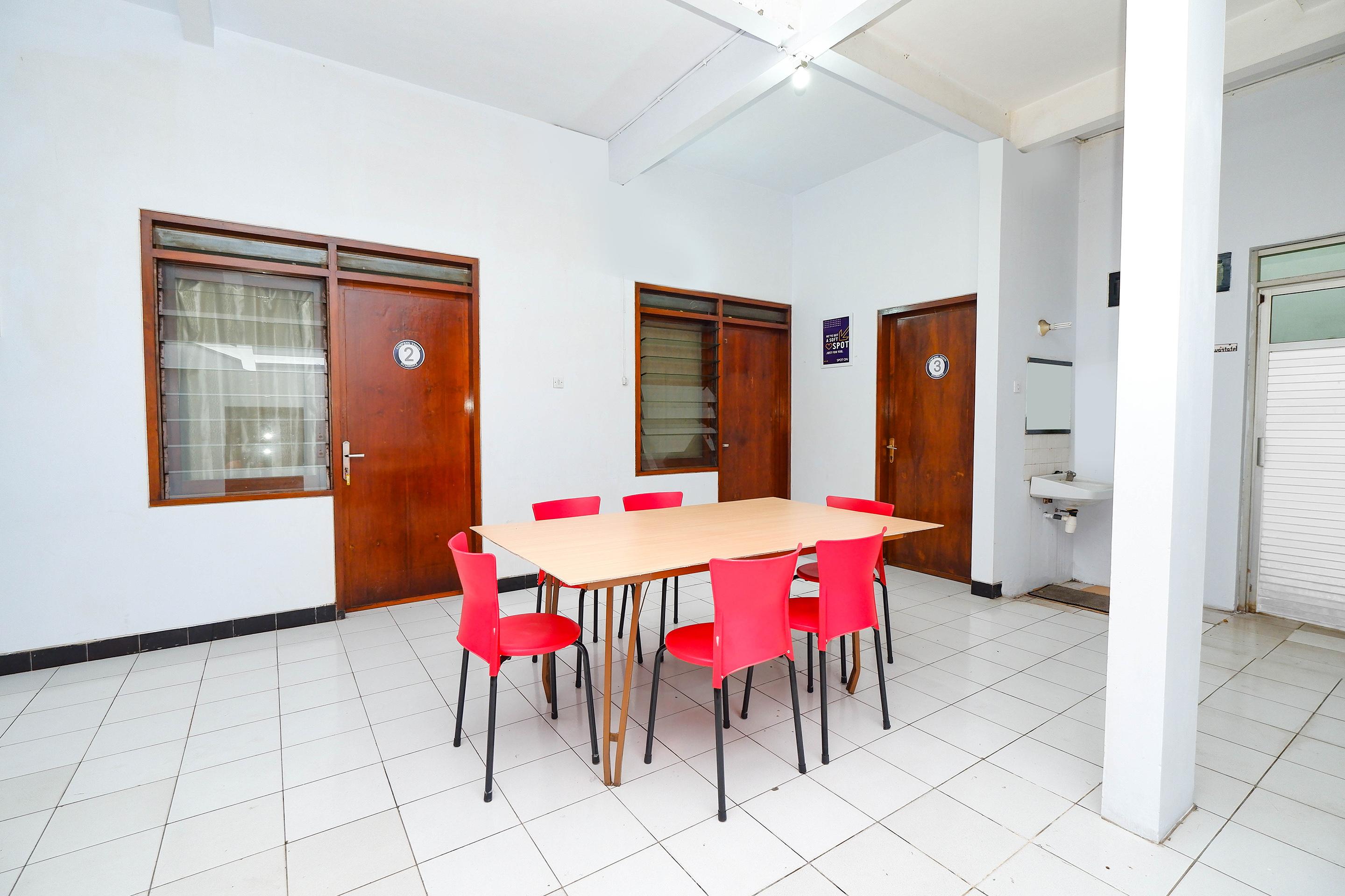 สปอต ออน 2240 ซิมปัง ตูจูห์ เรสซิเดนซ์ Hotel Kudus ภายนอก รูปภาพ