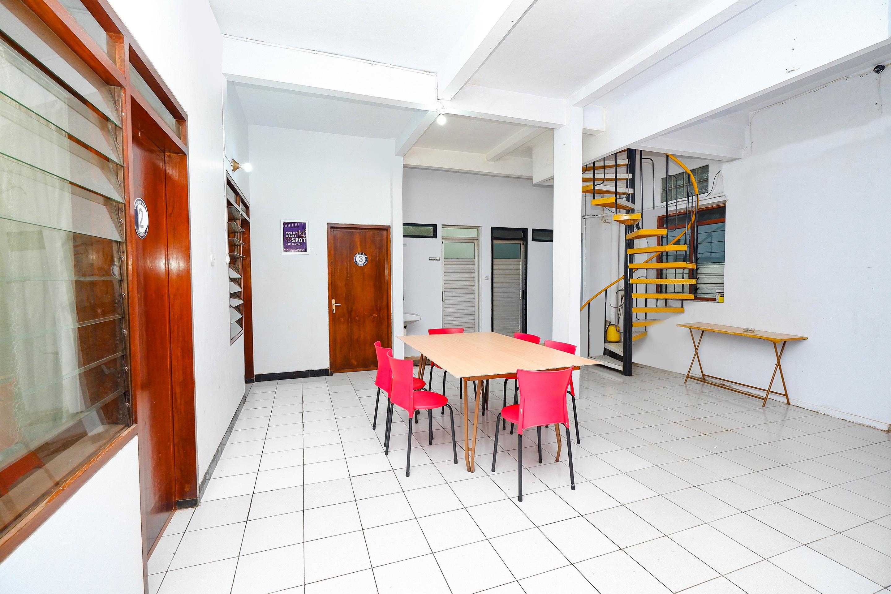สปอต ออน 2240 ซิมปัง ตูจูห์ เรสซิเดนซ์ Hotel Kudus ภายนอก รูปภาพ