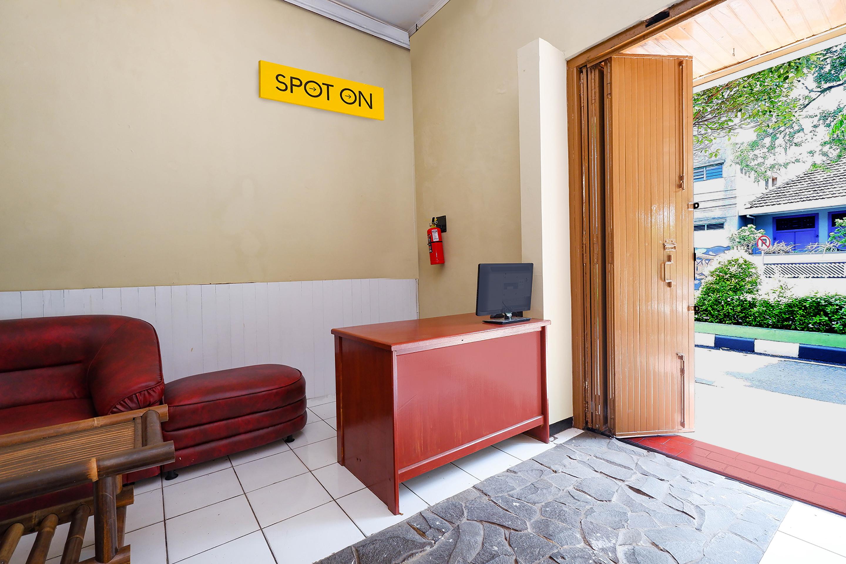 สปอต ออน 2240 ซิมปัง ตูจูห์ เรสซิเดนซ์ Hotel Kudus ภายนอก รูปภาพ