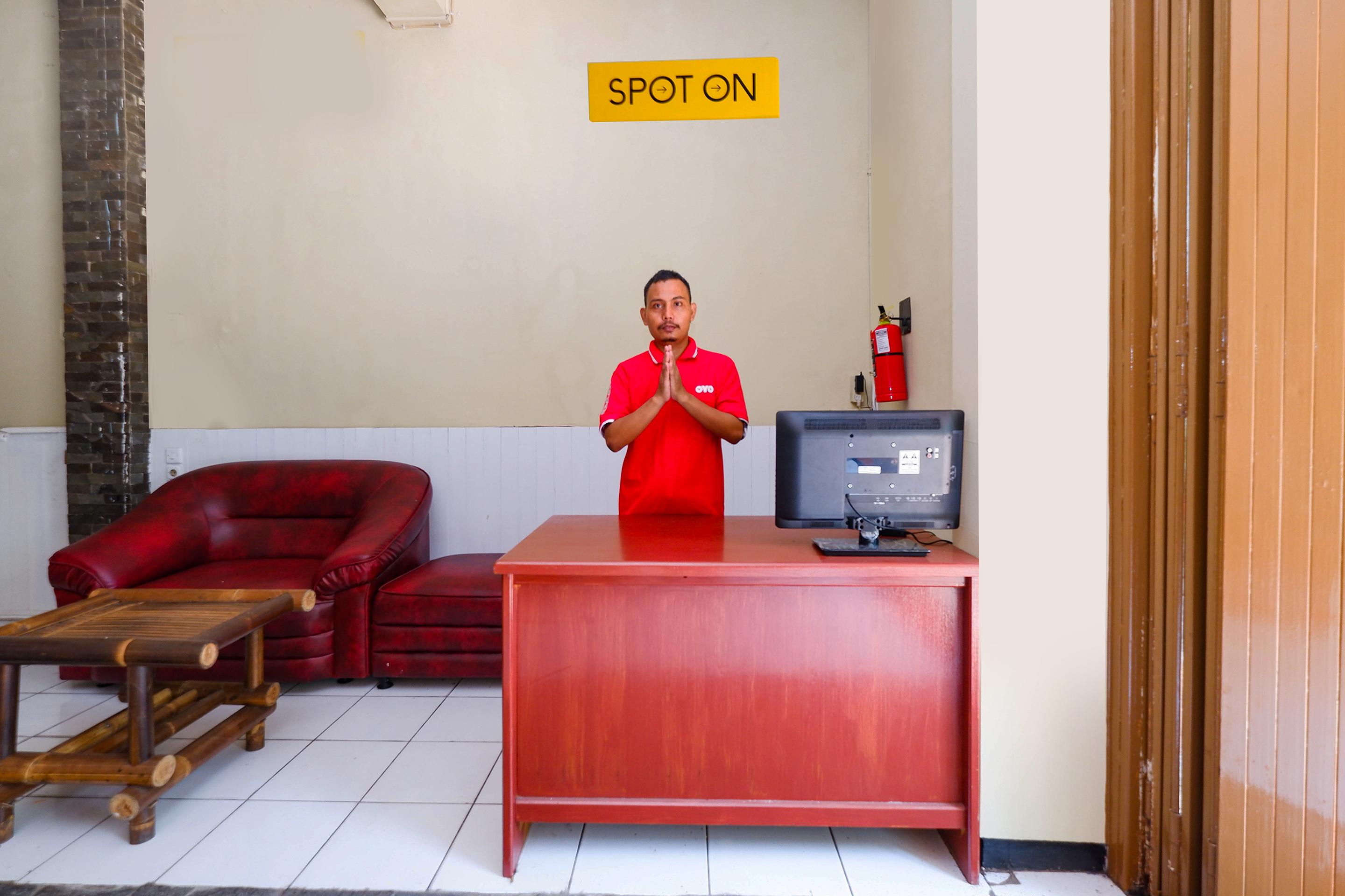 สปอต ออน 2240 ซิมปัง ตูจูห์ เรสซิเดนซ์ Hotel Kudus ภายนอก รูปภาพ